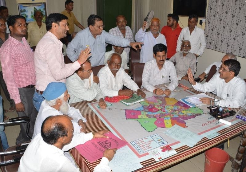 नगर निगम में वार्ता के दौरान उठाया जूता