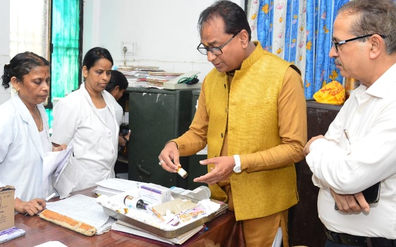 mla neeraj bora inspection in lucknow aliganj chc