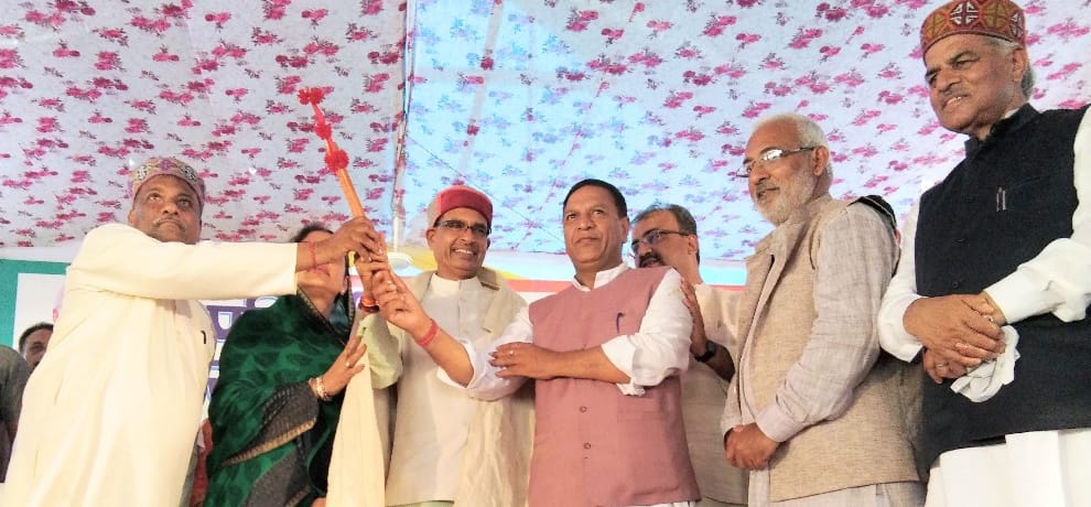 shivraj singh chauhan hits out at virbhadra singh