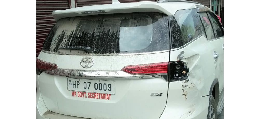 Truck hits forest minister car in chamba
