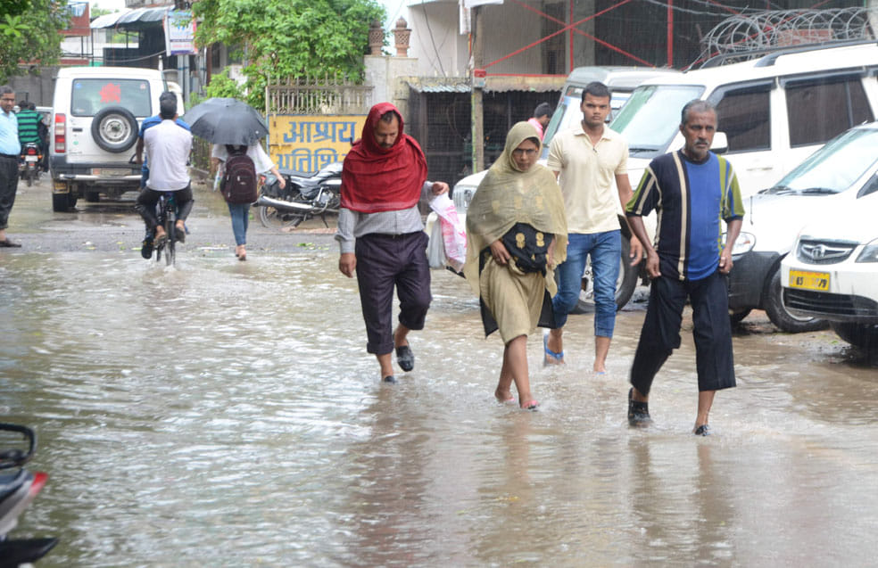 Rain monsoon arrive rain temperature decrease weather change in varanasi purvanchal
