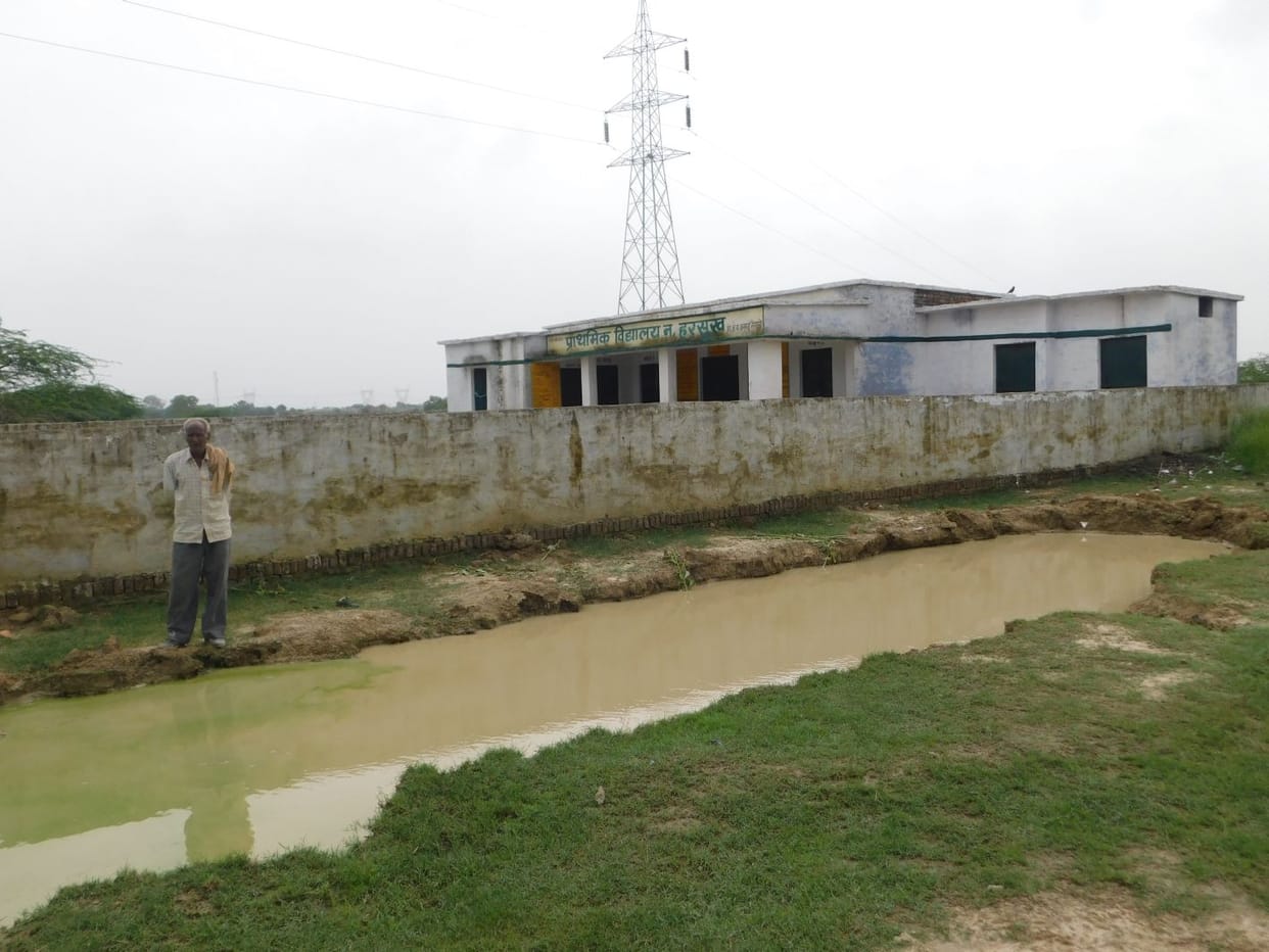 स्कूल के बाहर गड्ढे में डूबकर मासूम की मौत