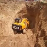 मजदूर को बाहर निकालने का प्रयास 