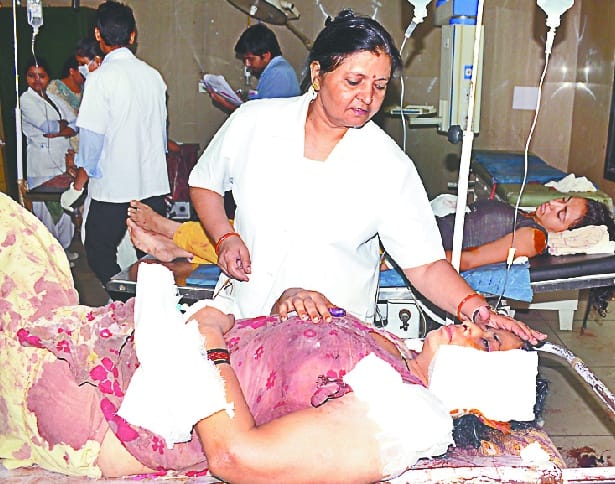 Wife and daughters cut off from the rocks, they are poisoned themselves