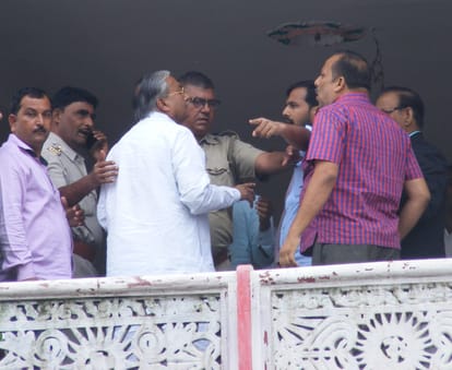 झगड़ा करते दोनों पक्ष