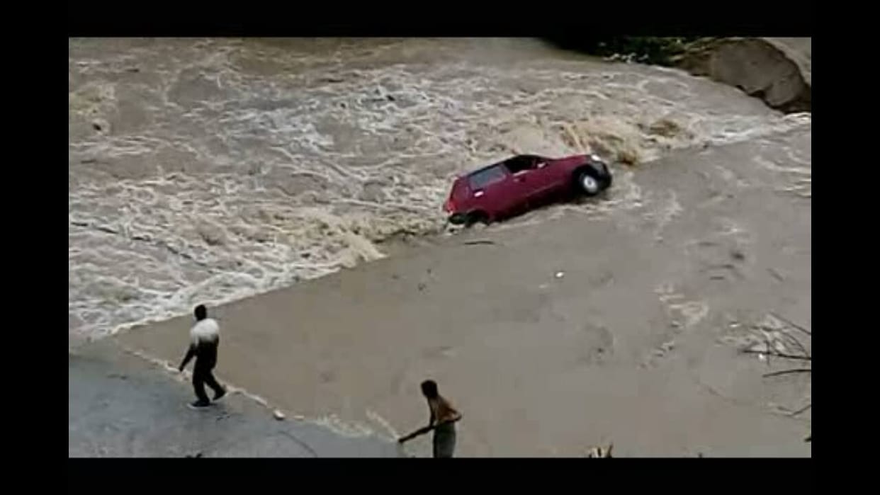 car swept in heavy flow of river in uttarakhand