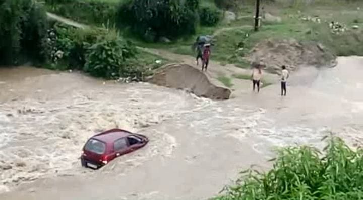 car swept in heavy flow of river in uttarakhand
