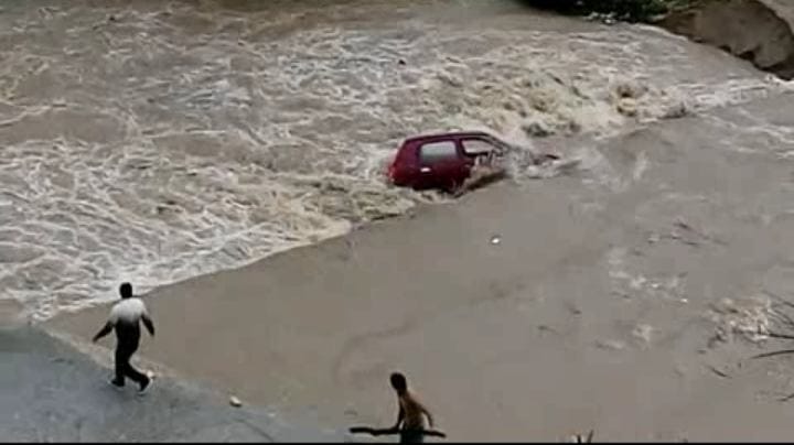 car swept in heavy flow of river in uttarakhand