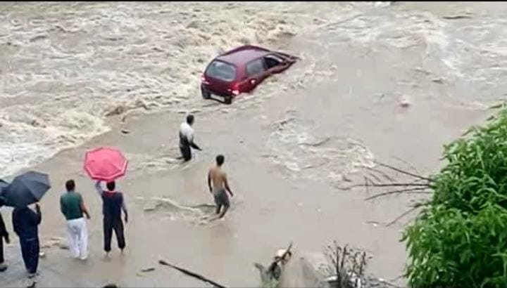 car swept in heavy flow of river in uttarakhand