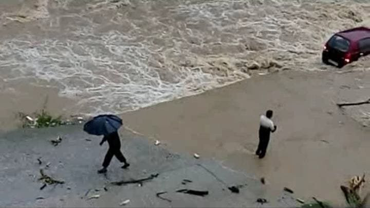 car swept in heavy flow of river in uttarakhand