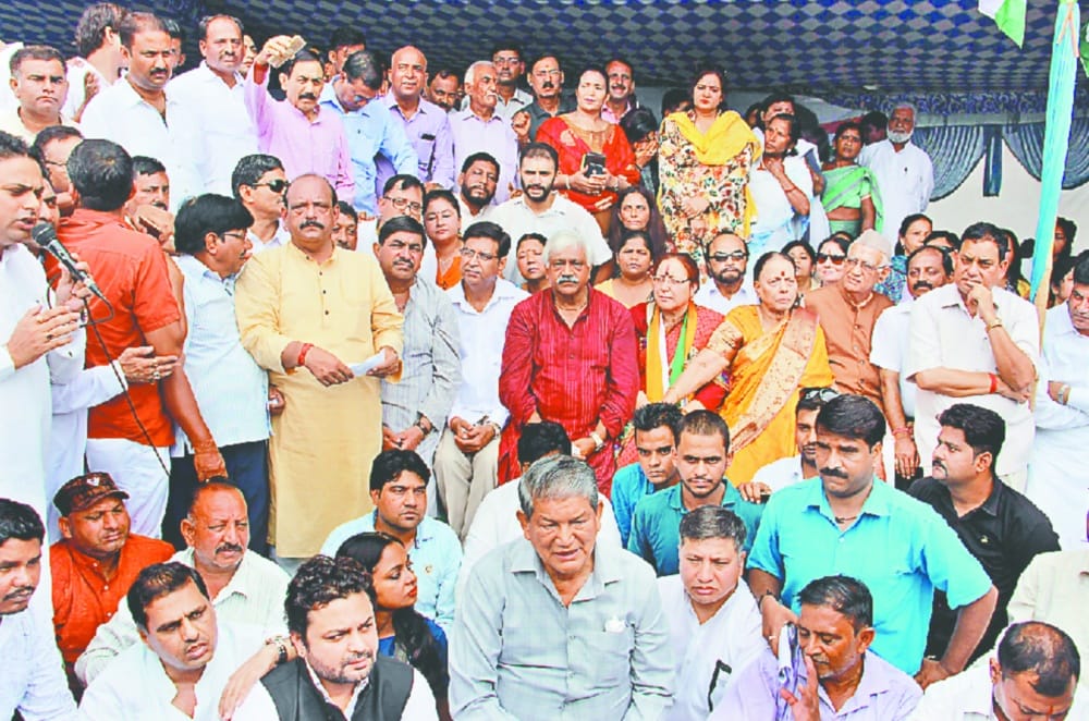 ex chief minister harish rawat with congress workers during protest
