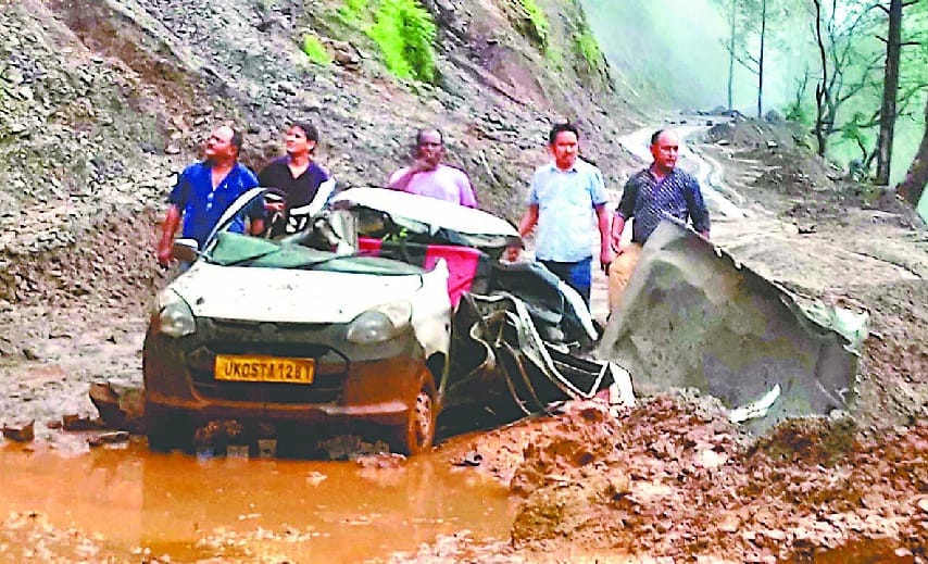 Road cutting wreck car rider made of five people