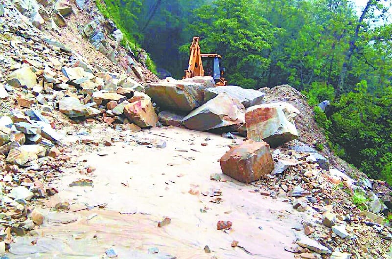 Pithauragarh-Tawaghat NH remained closed for 9 hours