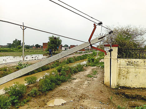 Steep pillars collapsed with gale rain, water entered into slums