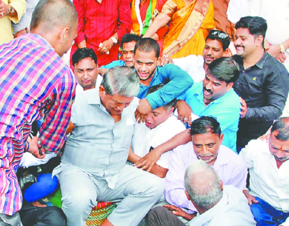 ex chief minister harish rawat with congress workers during protest