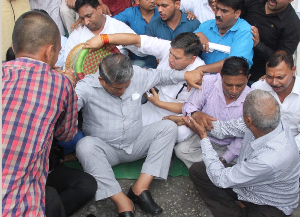 ex chief minister harish rawat with congress workers during protest