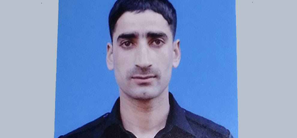 soldier runs aways with two ak-47 and three magazines in Jammu and kashmir's pulwama 