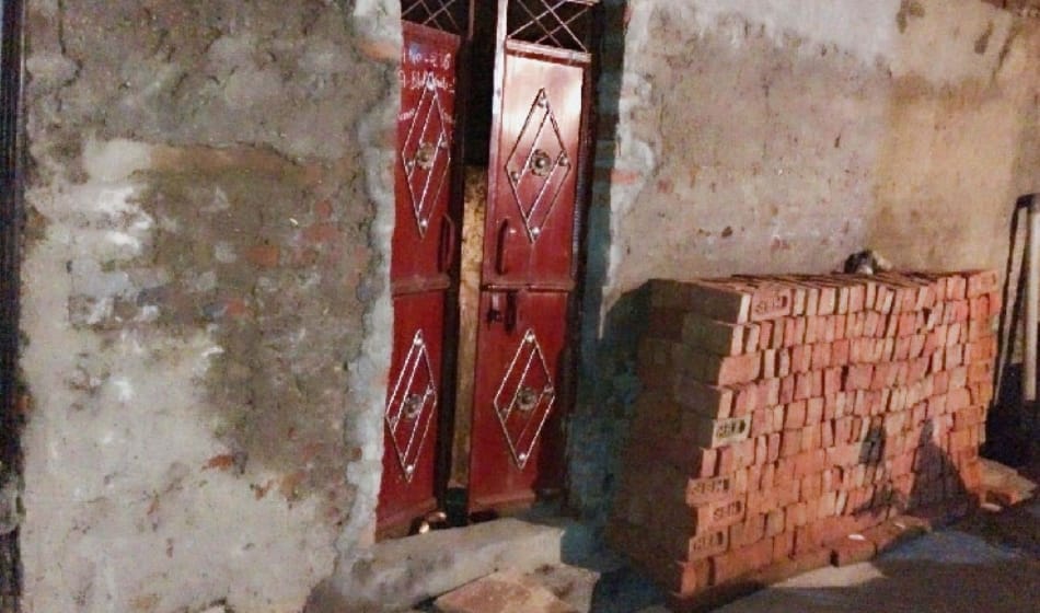 seventy year old man sleeping with sixty eight year old brothers dead body in delhi for nine days