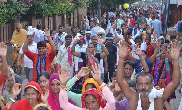 heavy crowd in goverdhan for mudiya mela