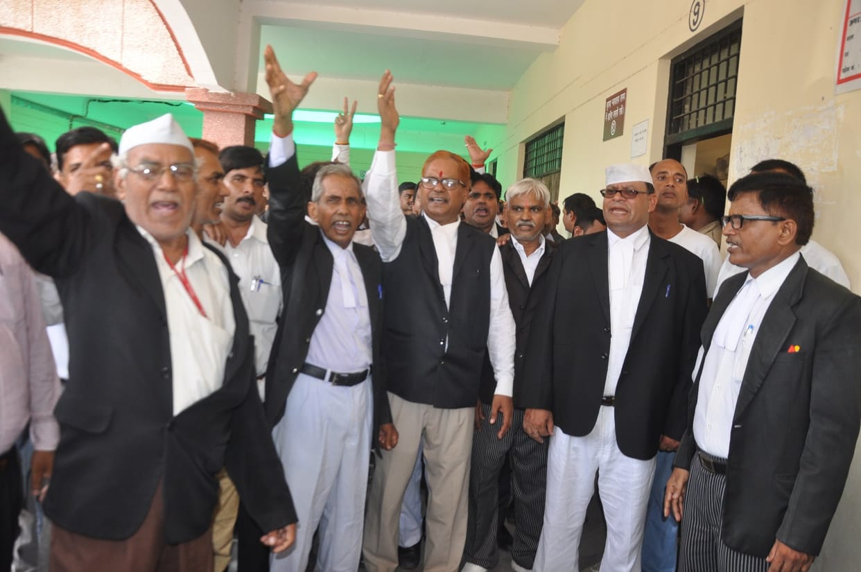 तहसीलदार कोर्ट में वकीलों का हंगामा, गाली गलौज
