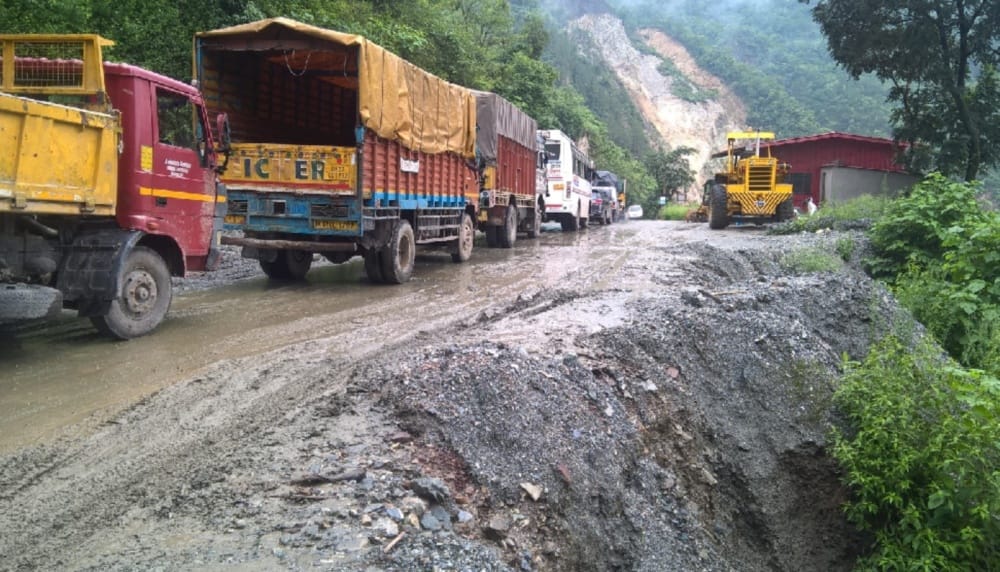 नाहन-कुम्मारहट्टी एनएच दो घंटे अवरूद्ध