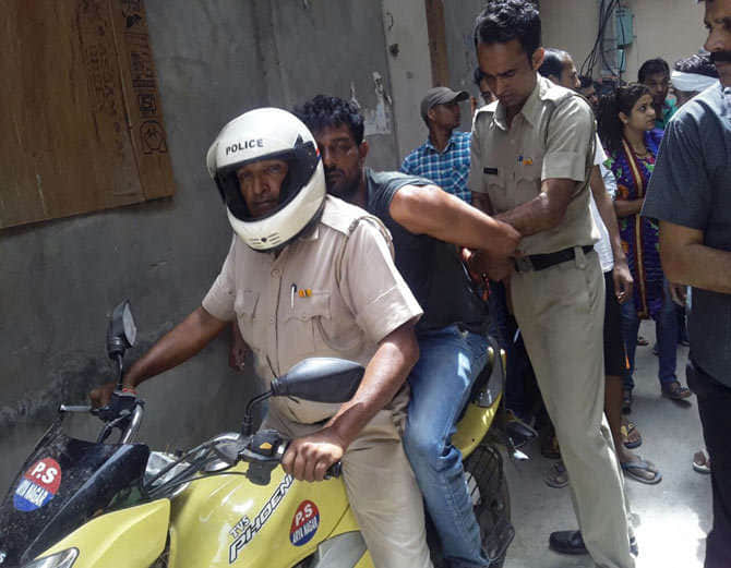 rohtak girl beaten bag snatcher on road