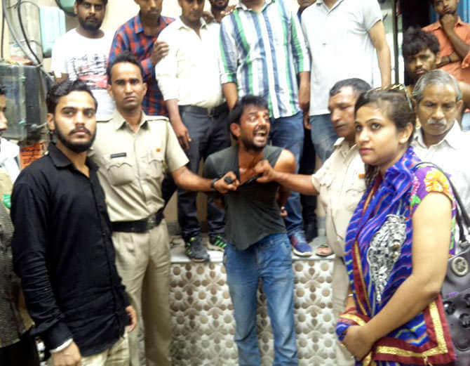 rohtak girl beaten bag snatcher on road