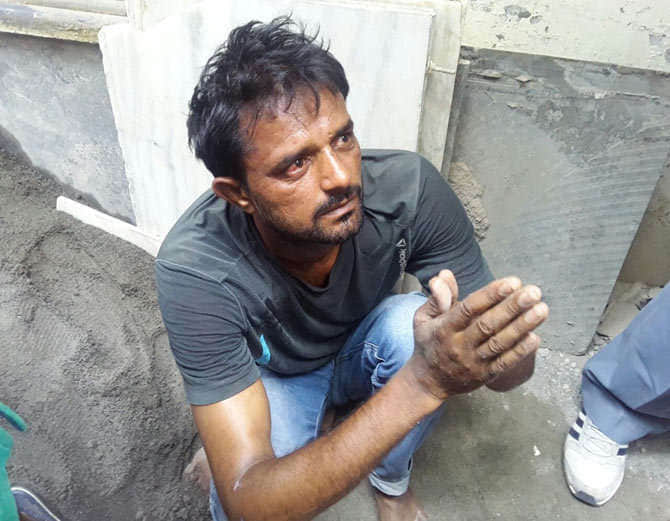 rohtak girl beaten bag snatcher on road