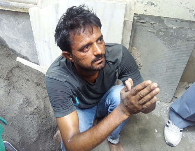 rohtak girl beaten bag snatcher on road