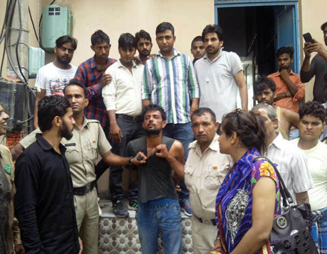 rohtak girl beaten bag snatcher on road