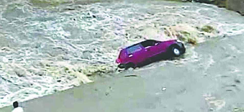 Car Book in Gangak river, driver left