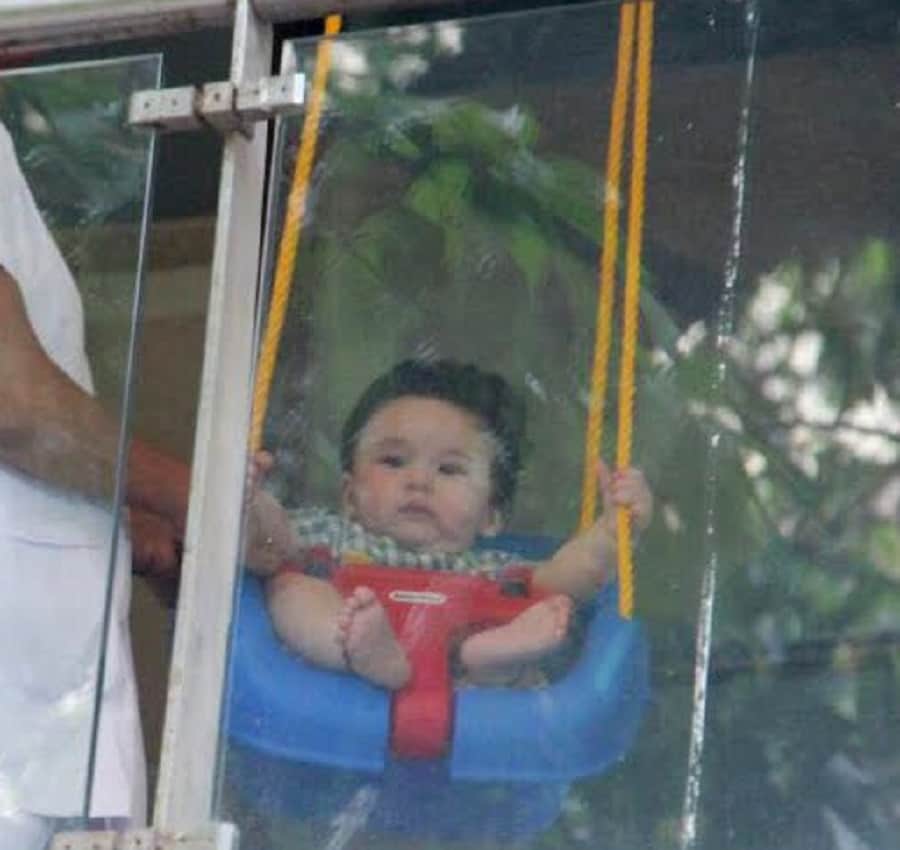 saif ali khan and kareena kapoor khan son taimur  enjoying on the swing