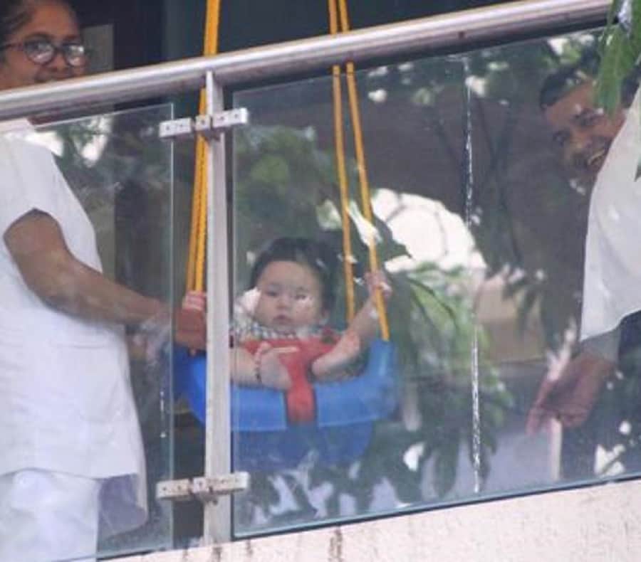 saif ali khan and kareena kapoor khan son taimur  enjoying on the swing