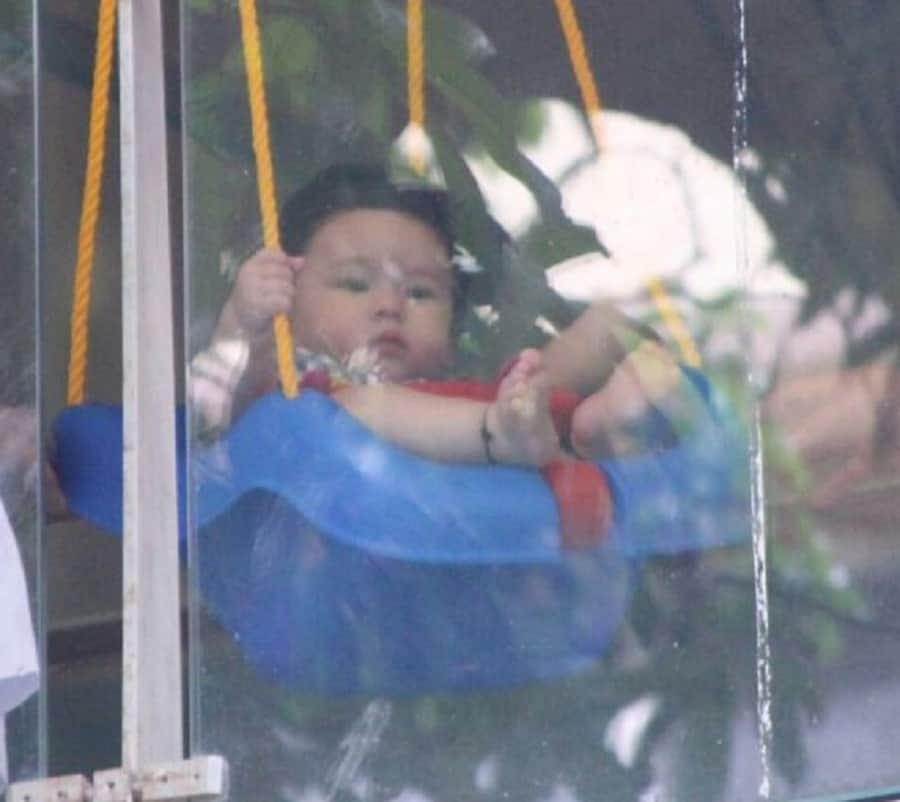 taimur ali khan become one year old, know the reason of controversies and popularity