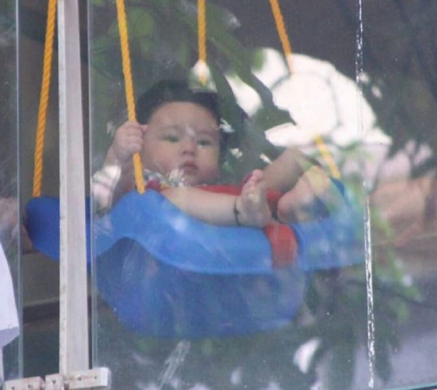 taimur ali khan become one year old, know the reason of controversies and popularity