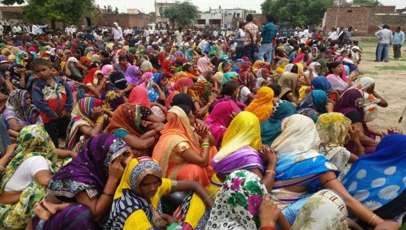 राशन की दुकान को लेकर दो पक्ष आमने-सामने हुए