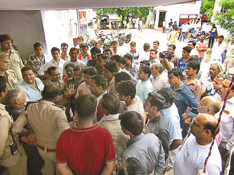 Injuries in the shop, the ruckus in Kotwali