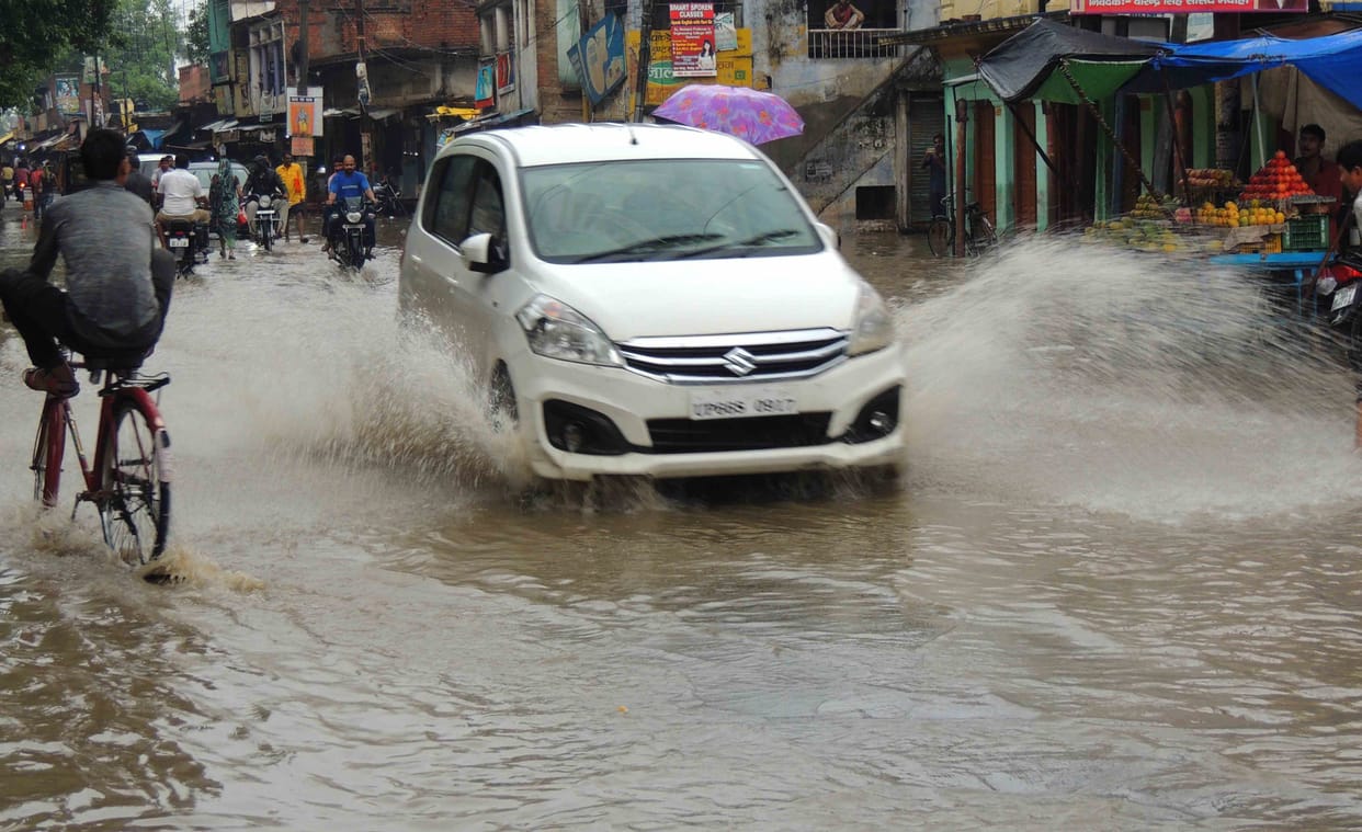 बारिश से पेड़ उखड़े, कच्चे मकान हुए धराशायी