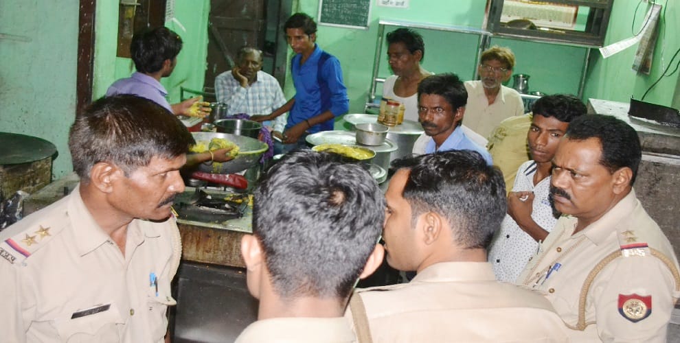 The ruckus caused to rotate the dog, after the assault, stone, communal tension