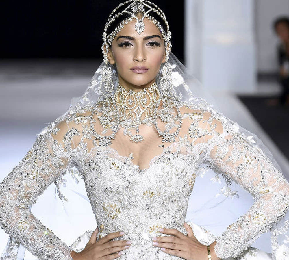 Sonam Kapoor oops moment at Mumbai airport