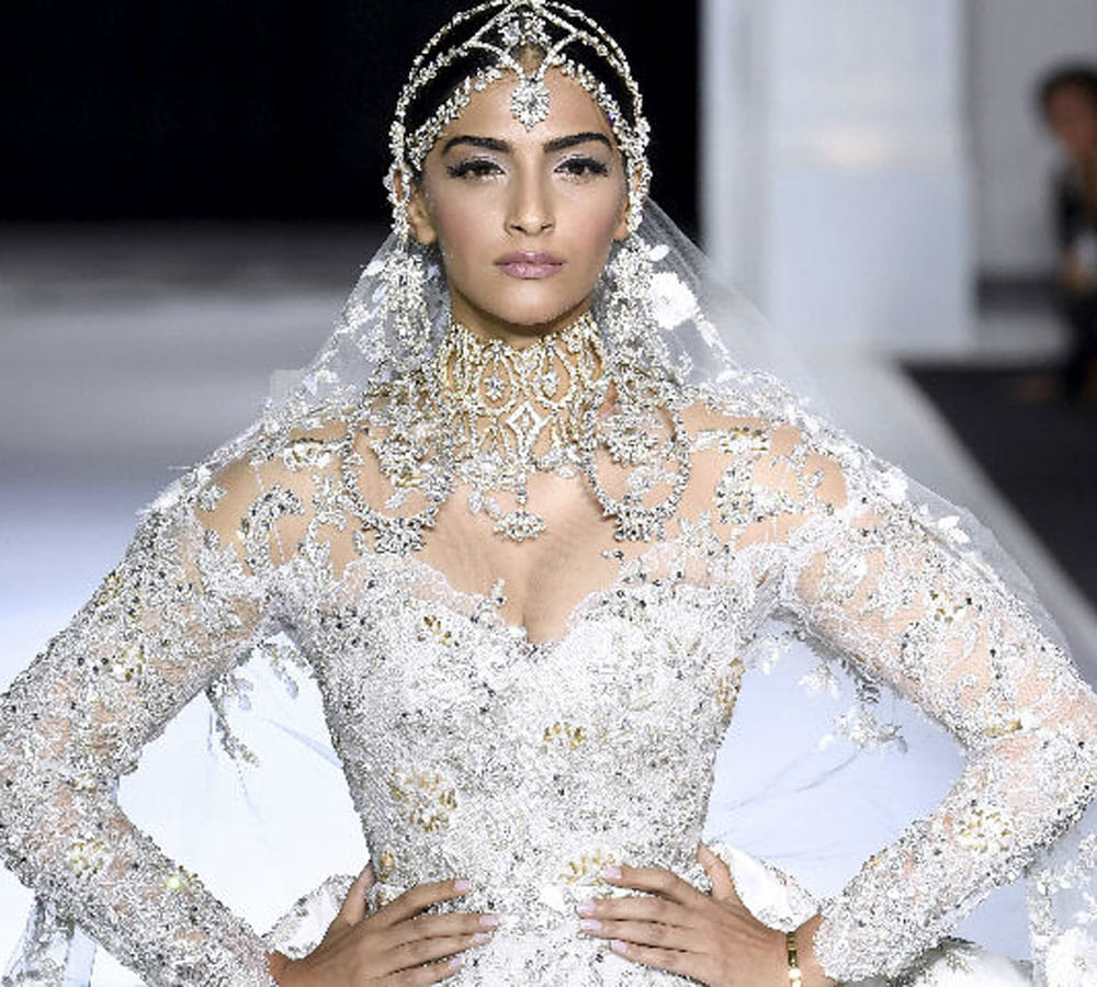 Sonam Kapoor oops moment at Mumbai airport