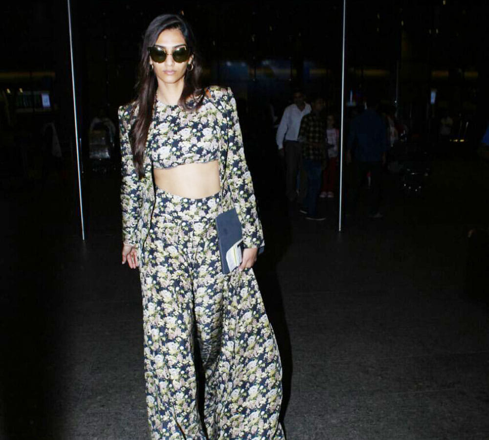 Sonam Kapoor oops moment at Mumbai airport