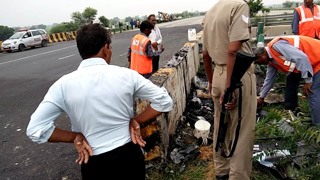 yamuna expressway mathura up car accident, ludhiana boys killed