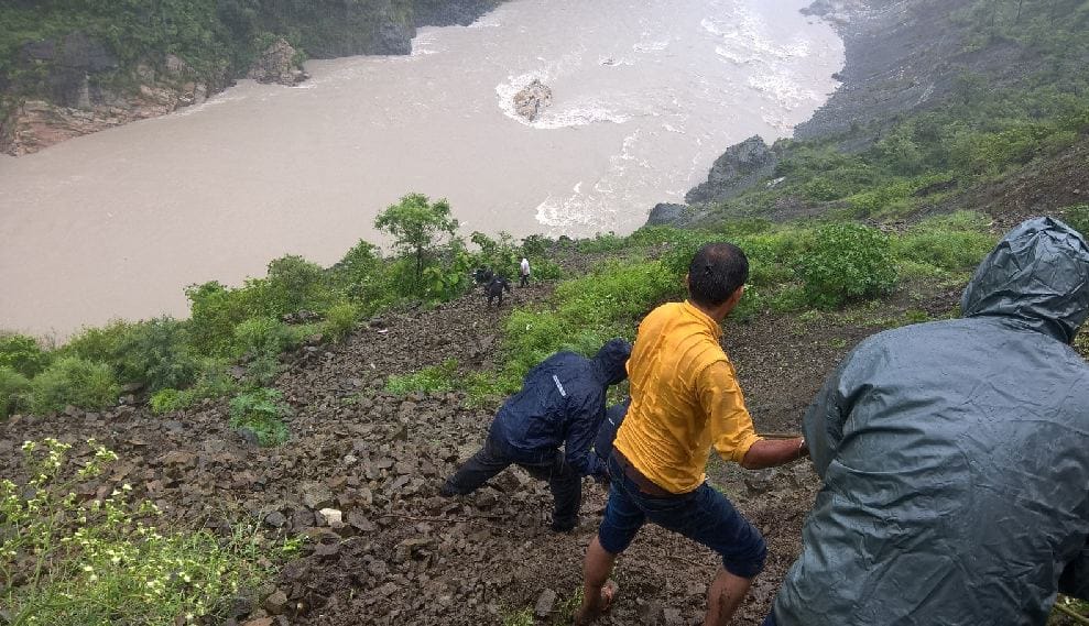 one death due to utiliti fall in mahakali river strand