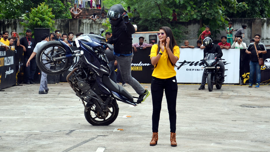 two arrested who stole bikes to entertain their girlfriends in delhi