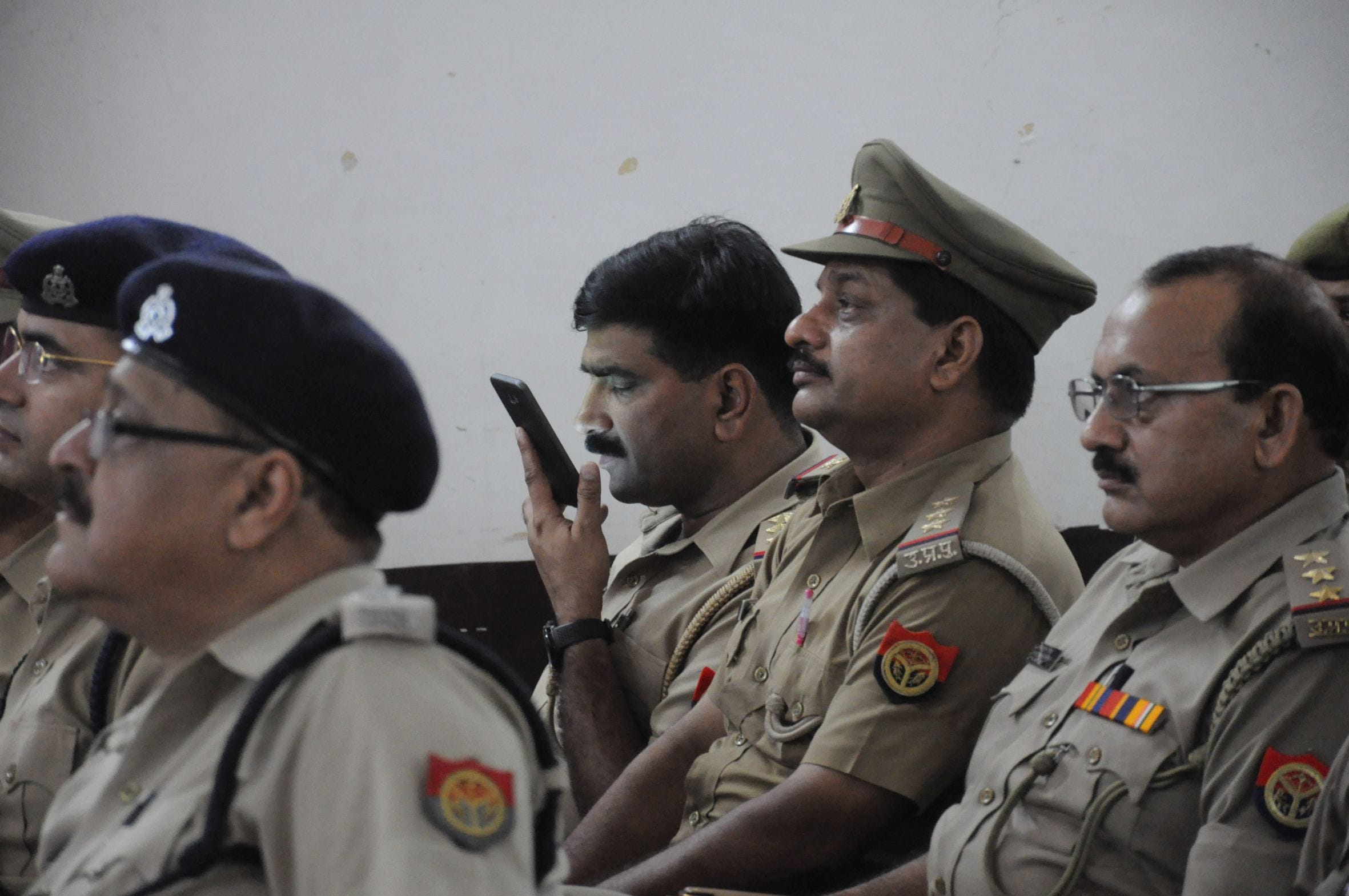 cops busy in mobile phone in lucknow ssp crime meeting 