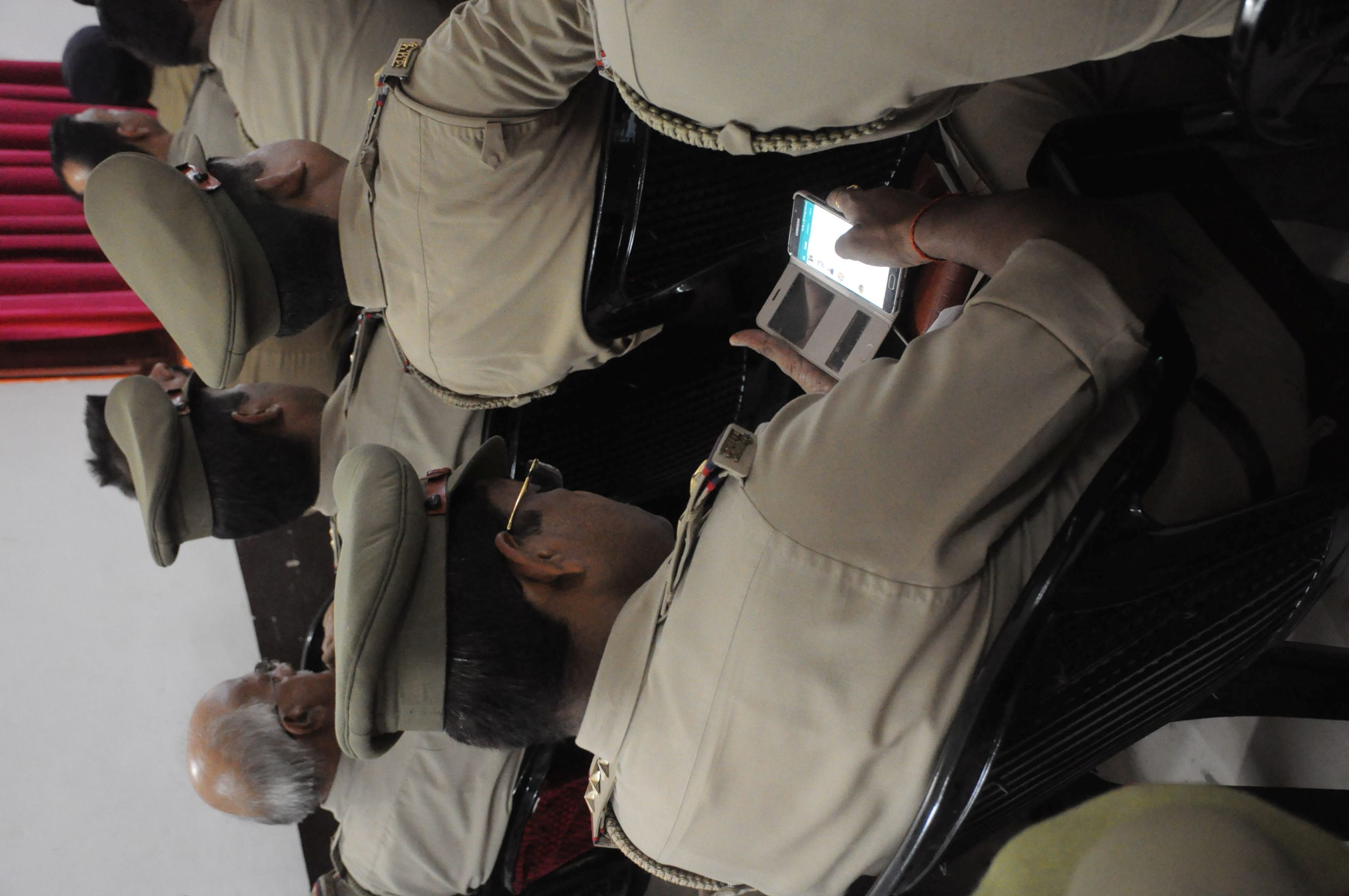 cops busy in mobile phone in lucknow ssp crime meeting 
