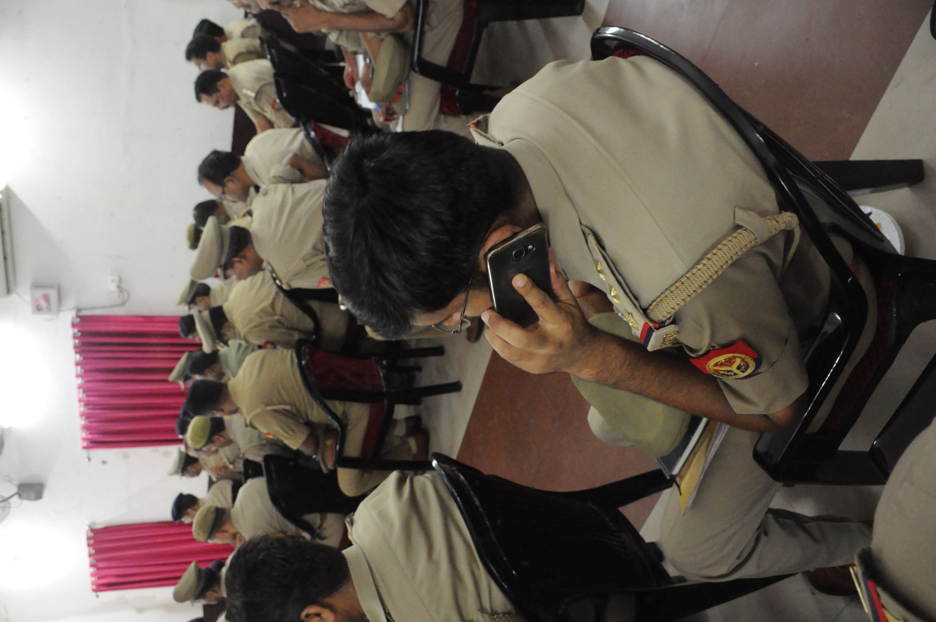 cops busy in mobile phone in lucknow ssp crime meeting 