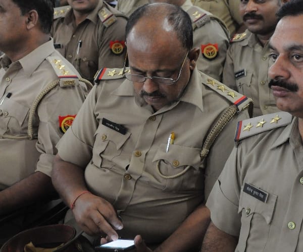 cops busy in mobile phone in lucknow ssp crime meeting 