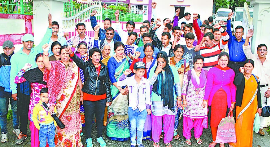 Haldwani protested against police